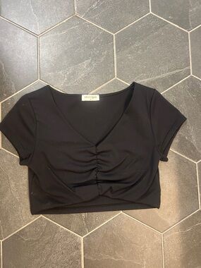 vestique Black Ruched V-Neck Short Sleeve Crop Top